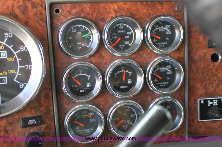 image for item H7377 2005 Kenworth T600 semi truck