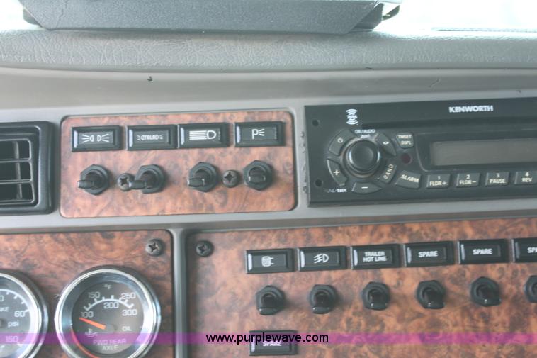 image for item H7377 2005 Kenworth T600 semi truck