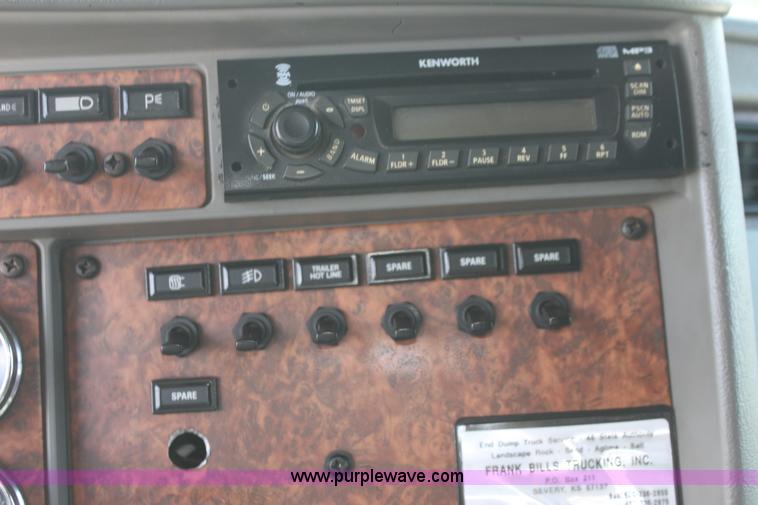 image for item H7377 2005 Kenworth T600 semi truck