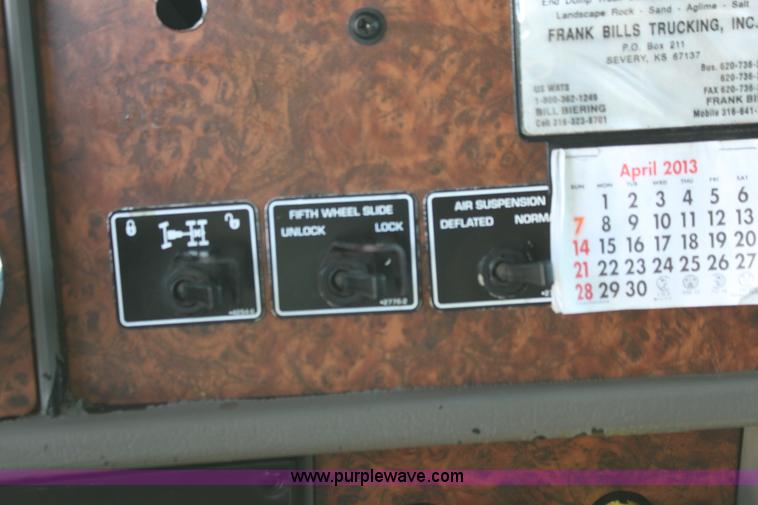 image for item H7377 2005 Kenworth T600 semi truck