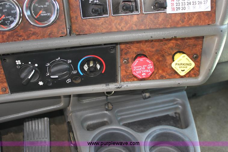 image for item H7377 2005 Kenworth T600 semi truck