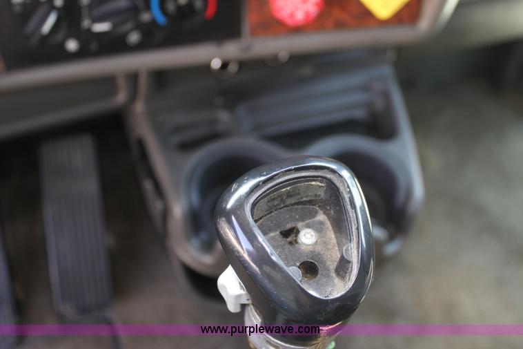 image for item H7377 2005 Kenworth T600 semi truck