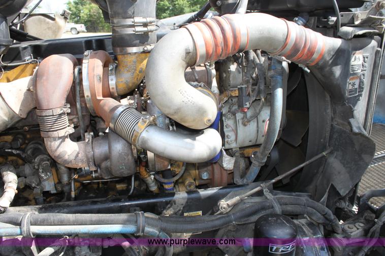 image for item H7377 2005 Kenworth T600 semi truck