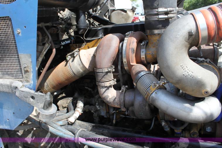 image for item H7377 2005 Kenworth T600 semi truck