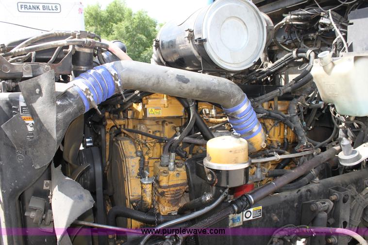 image for item H7377 2005 Kenworth T600 semi truck