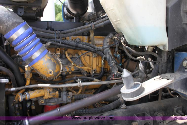 image for item H7377 2005 Kenworth T600 semi truck