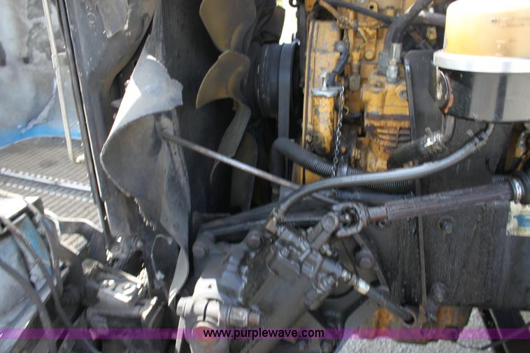 image for item H7377 2005 Kenworth T600 semi truck