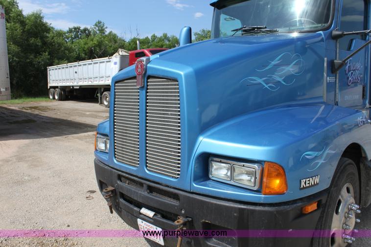 image for item H7377 2005 Kenworth T600 semi truck