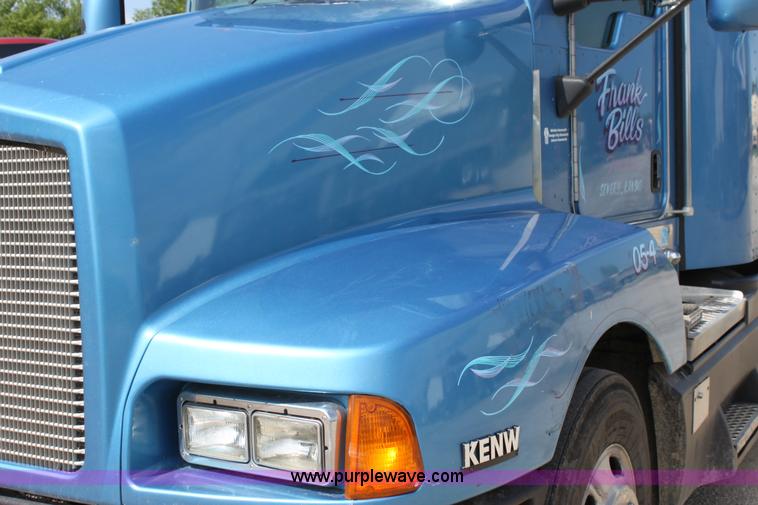 image for item H7377 2005 Kenworth T600 semi truck