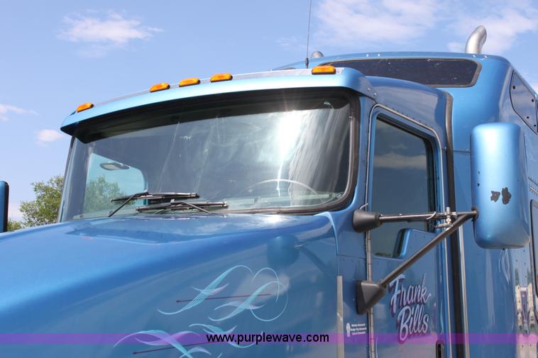 image for item H7377 2005 Kenworth T600 semi truck