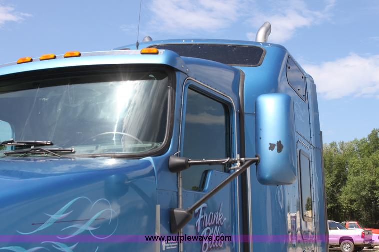 image for item H7377 2005 Kenworth T600 semi truck