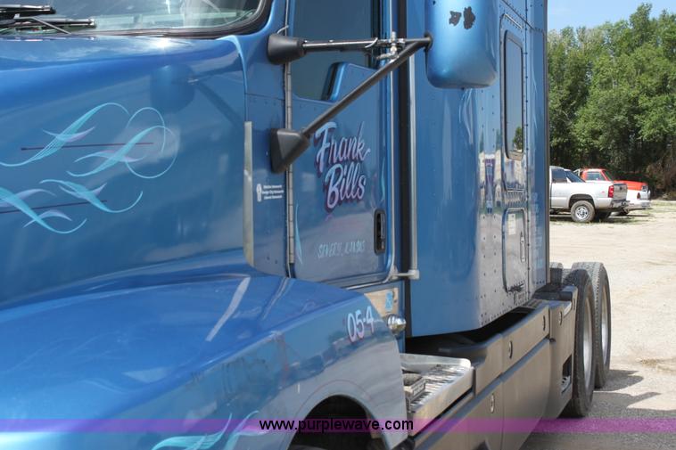 image for item H7377 2005 Kenworth T600 semi truck