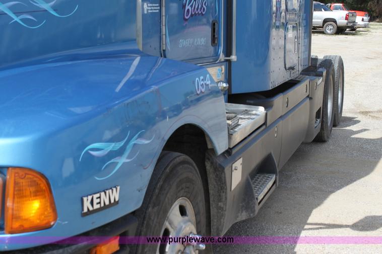 image for item H7377 2005 Kenworth T600 semi truck