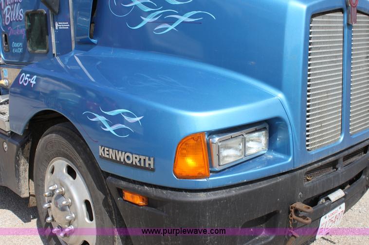image for item H7377 2005 Kenworth T600 semi truck