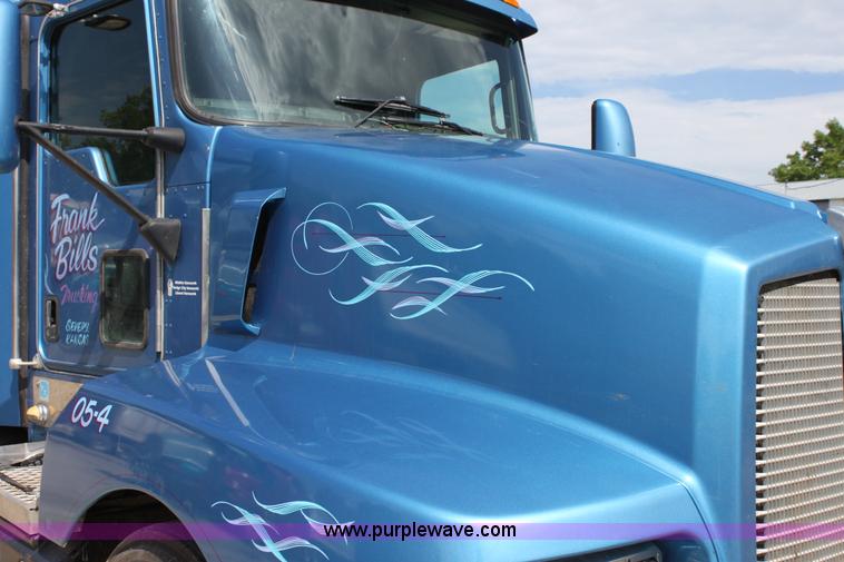 image for item H7377 2005 Kenworth T600 semi truck