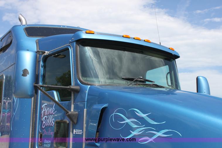 image for item H7377 2005 Kenworth T600 semi truck