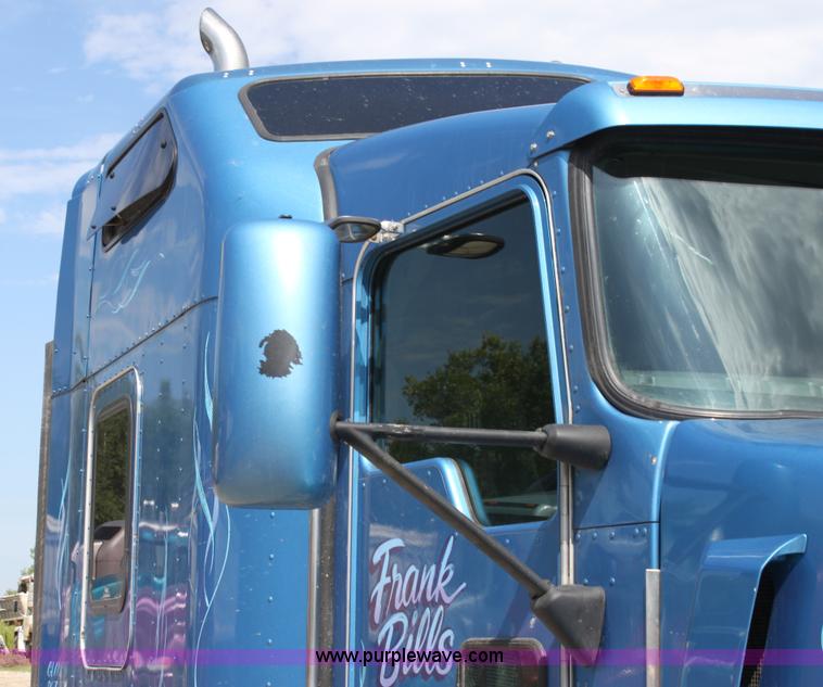 image for item H7377 2005 Kenworth T600 semi truck