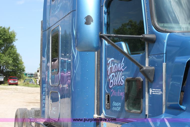 image for item H7377 2005 Kenworth T600 semi truck