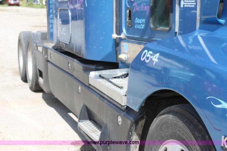 image for item H7377 2005 Kenworth T600 semi truck