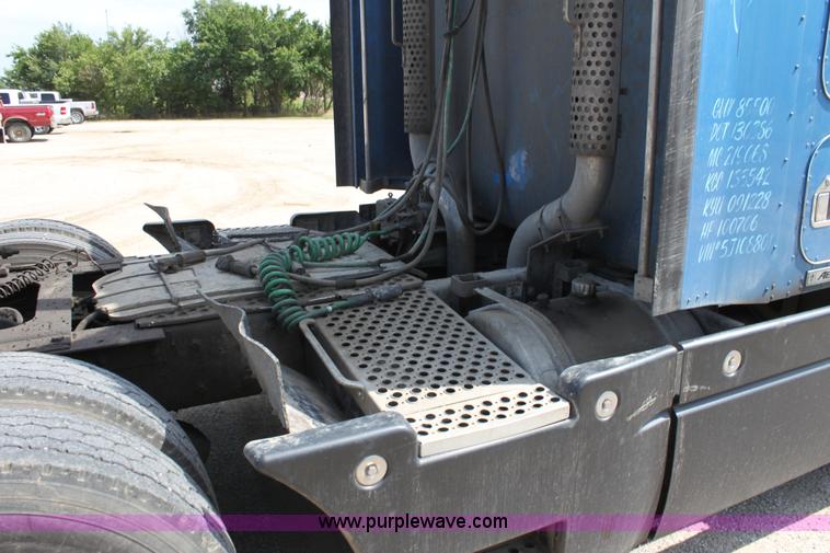 image for item H7377 2005 Kenworth T600 semi truck