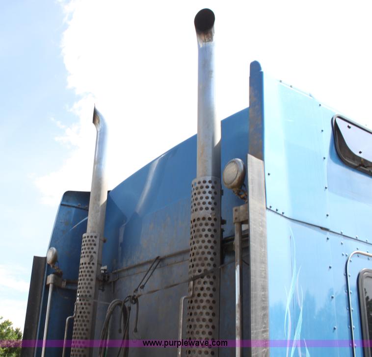 image for item H7377 2005 Kenworth T600 semi truck