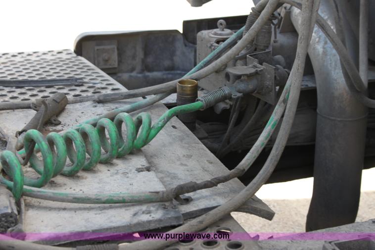 image for item H7377 2005 Kenworth T600 semi truck