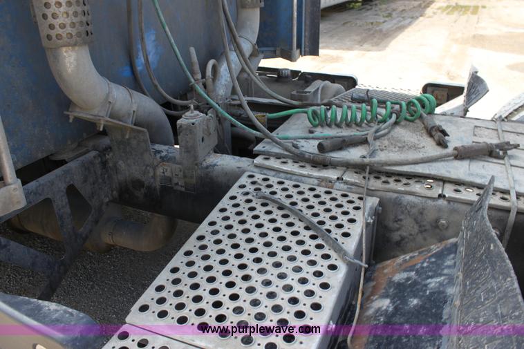 image for item H7377 2005 Kenworth T600 semi truck