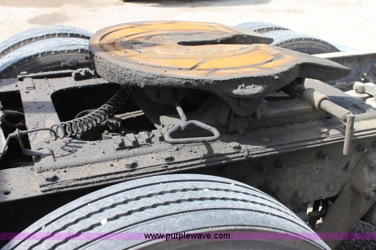 image for item H7377 2005 Kenworth T600 semi truck