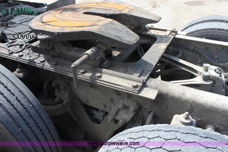 image for item H7377 2005 Kenworth T600 semi truck