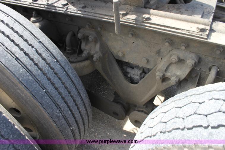 image for item H7377 2005 Kenworth T600 semi truck