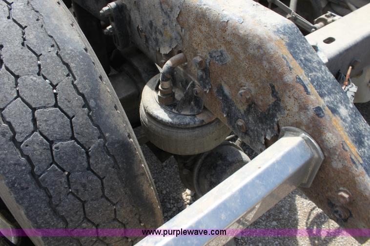 image for item H7377 2005 Kenworth T600 semi truck