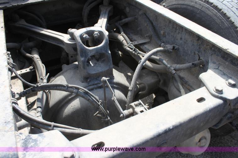 image for item H7377 2005 Kenworth T600 semi truck