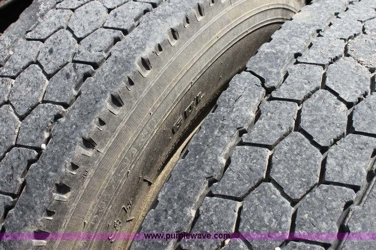 image for item H7377 2005 Kenworth T600 semi truck