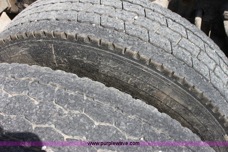 image for item H7377 2005 Kenworth T600 semi truck