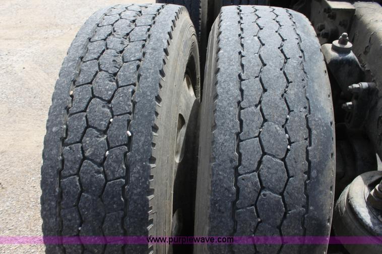 image for item H7377 2005 Kenworth T600 semi truck