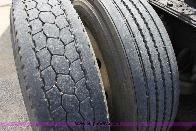 image for item H7377 2005 Kenworth T600 semi truck