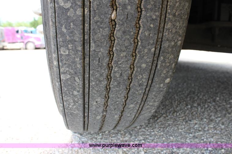 image for item H7377 2005 Kenworth T600 semi truck