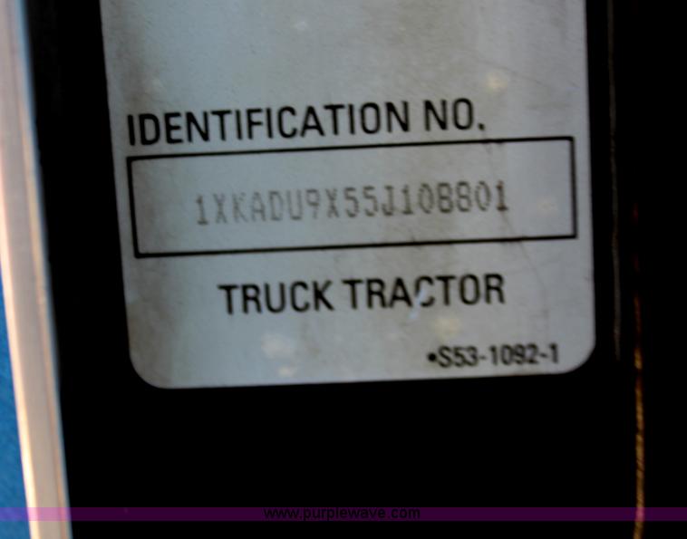 image for item H7377 2005 Kenworth T600 semi truck