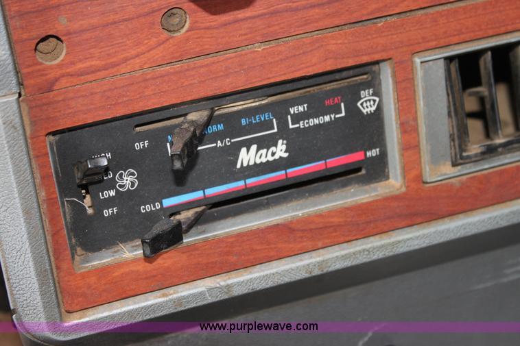 image for item H7390 1995 Mack CH613 Elite CL semi truck