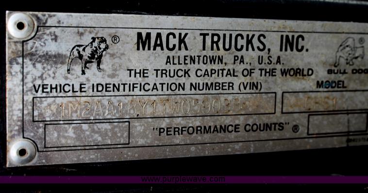 image for item H7390 1995 Mack CH613 Elite CL semi truck