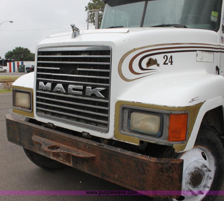 image for item H7390 1995 Mack CH613 Elite CL semi truck
