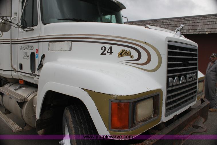 image for item H7390 1995 Mack CH613 Elite CL semi truck