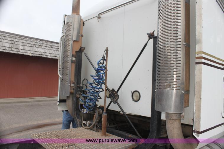 image for item H7390 1995 Mack CH613 Elite CL semi truck