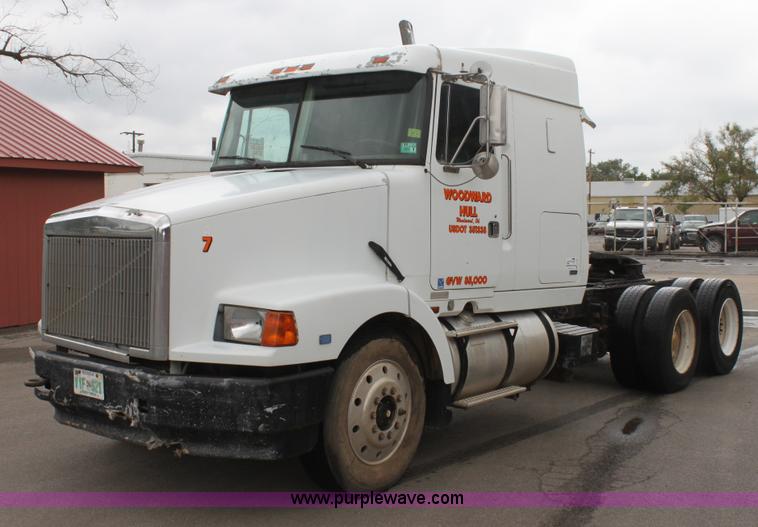 image for item H7391 1989 Volvo WIA semi truck