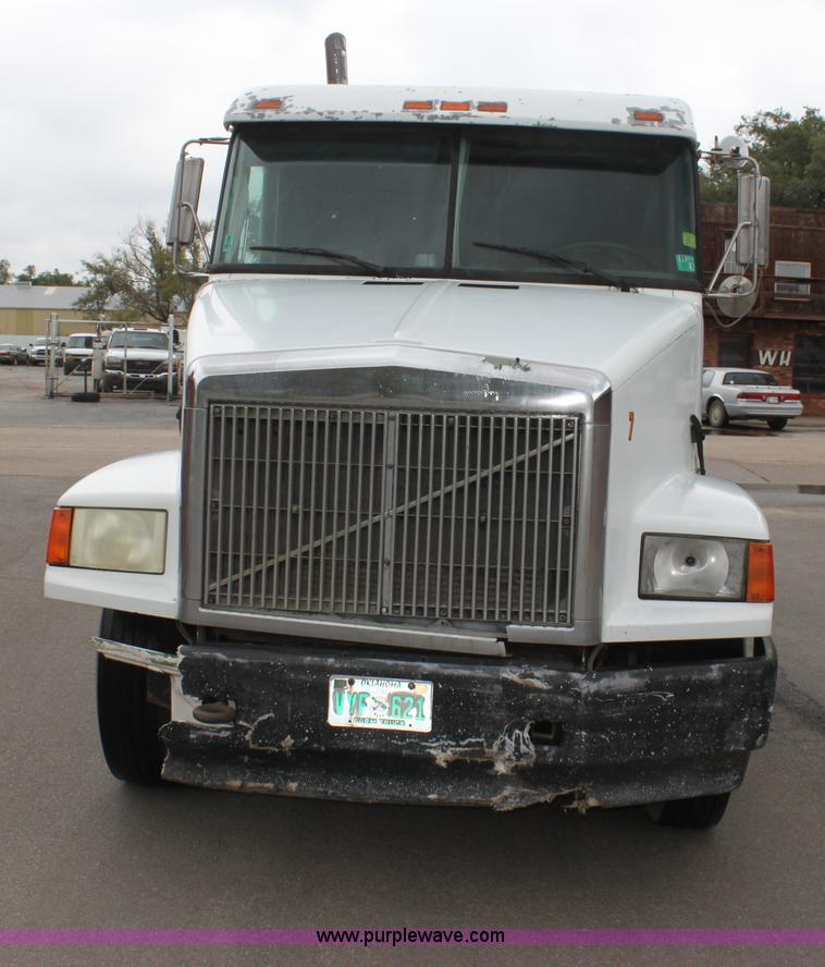 image for item H7391 1989 Volvo WIA semi truck