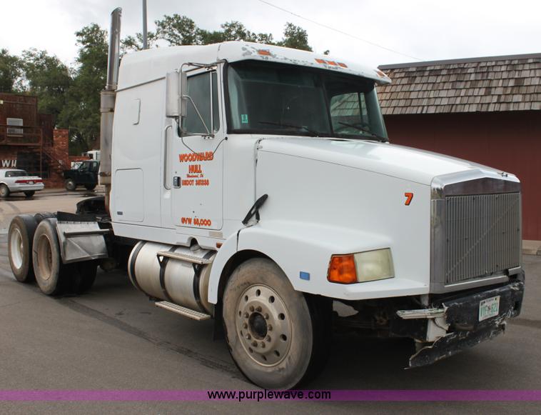 image for item H7391 1989 Volvo WIA semi truck