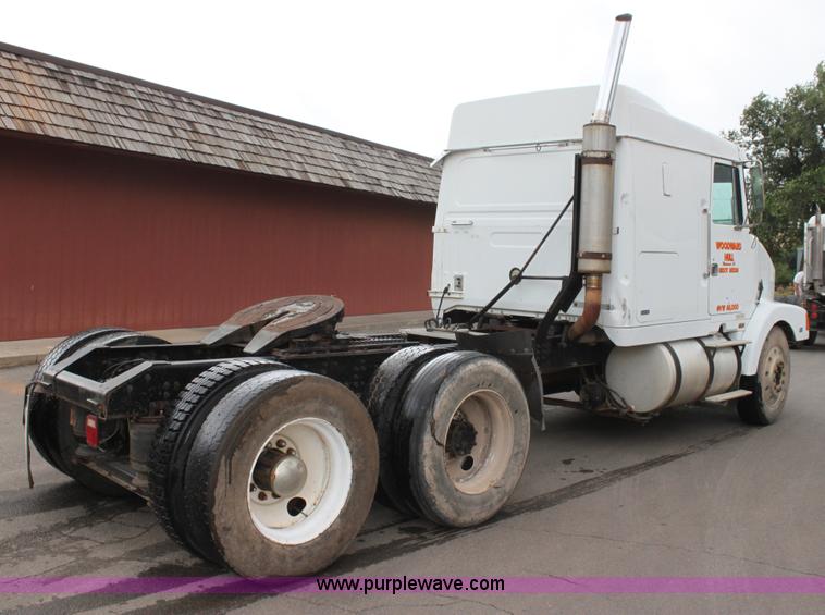 image for item H7391 1989 Volvo WIA semi truck