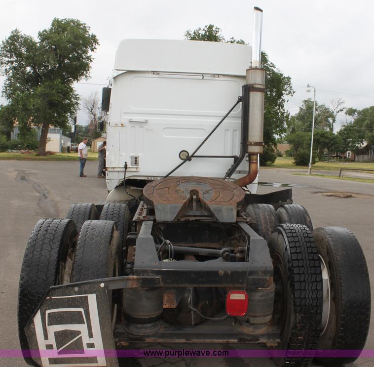 image for item H7391 1989 Volvo WIA semi truck