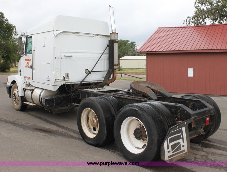 image for item H7391 1989 Volvo WIA semi truck