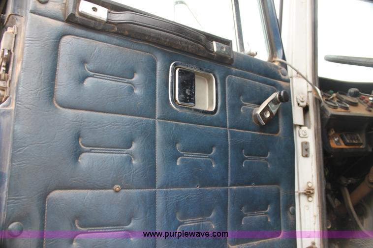 image for item H7391 1989 Volvo WIA semi truck